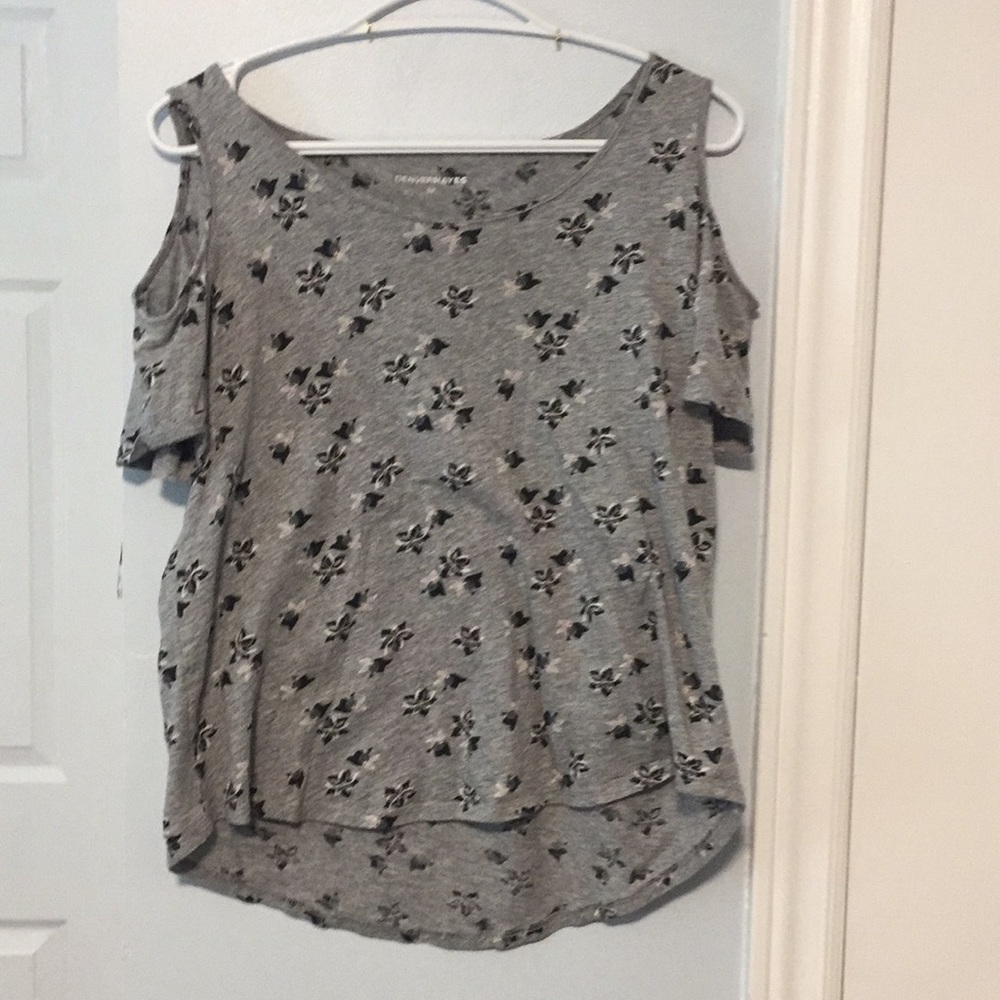 Open sleeved grey shirt